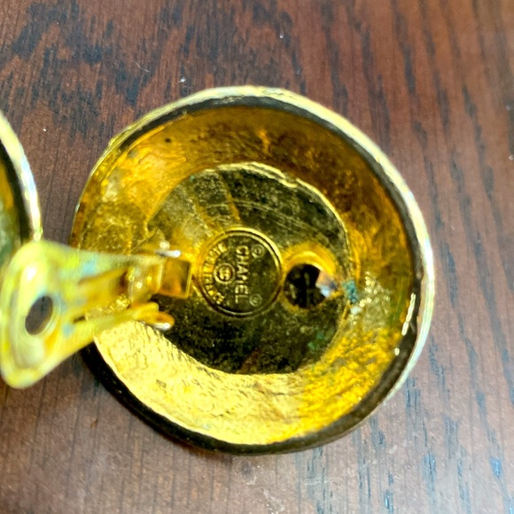 Chanel earrings-authentic vintage- 1 pc is broken. - Picture 4 of 8